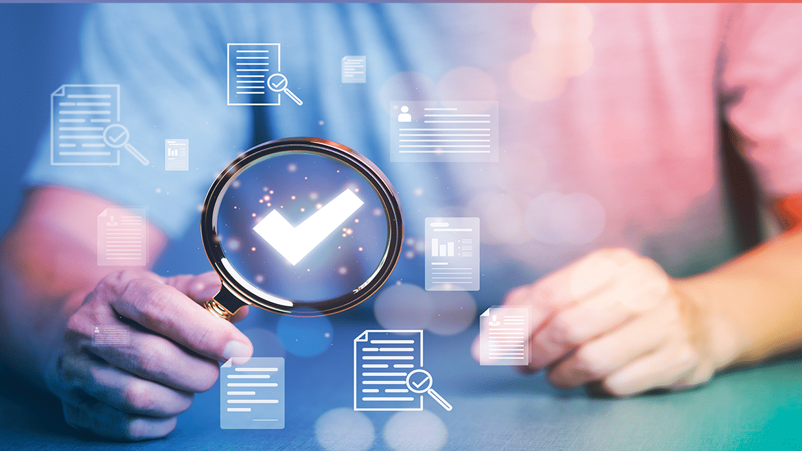 Professionnels analysant les résultats d’un audit informatique