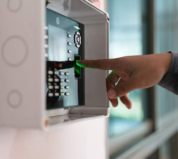 Caméra de vidéosurveillance installée dans un environnement professionnel
