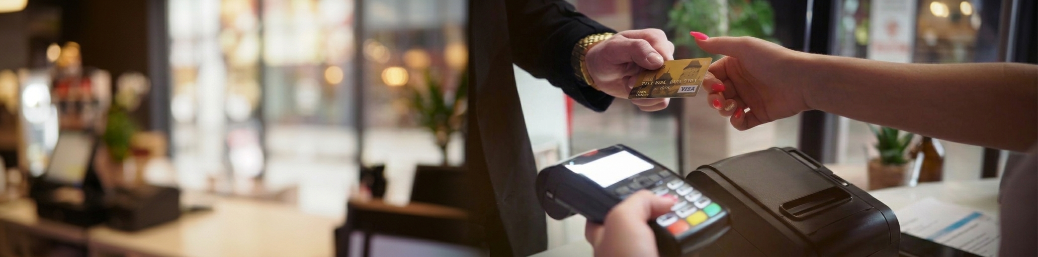 Client réglant un achat par carte bancaire sur un terminal de paiement en boutique