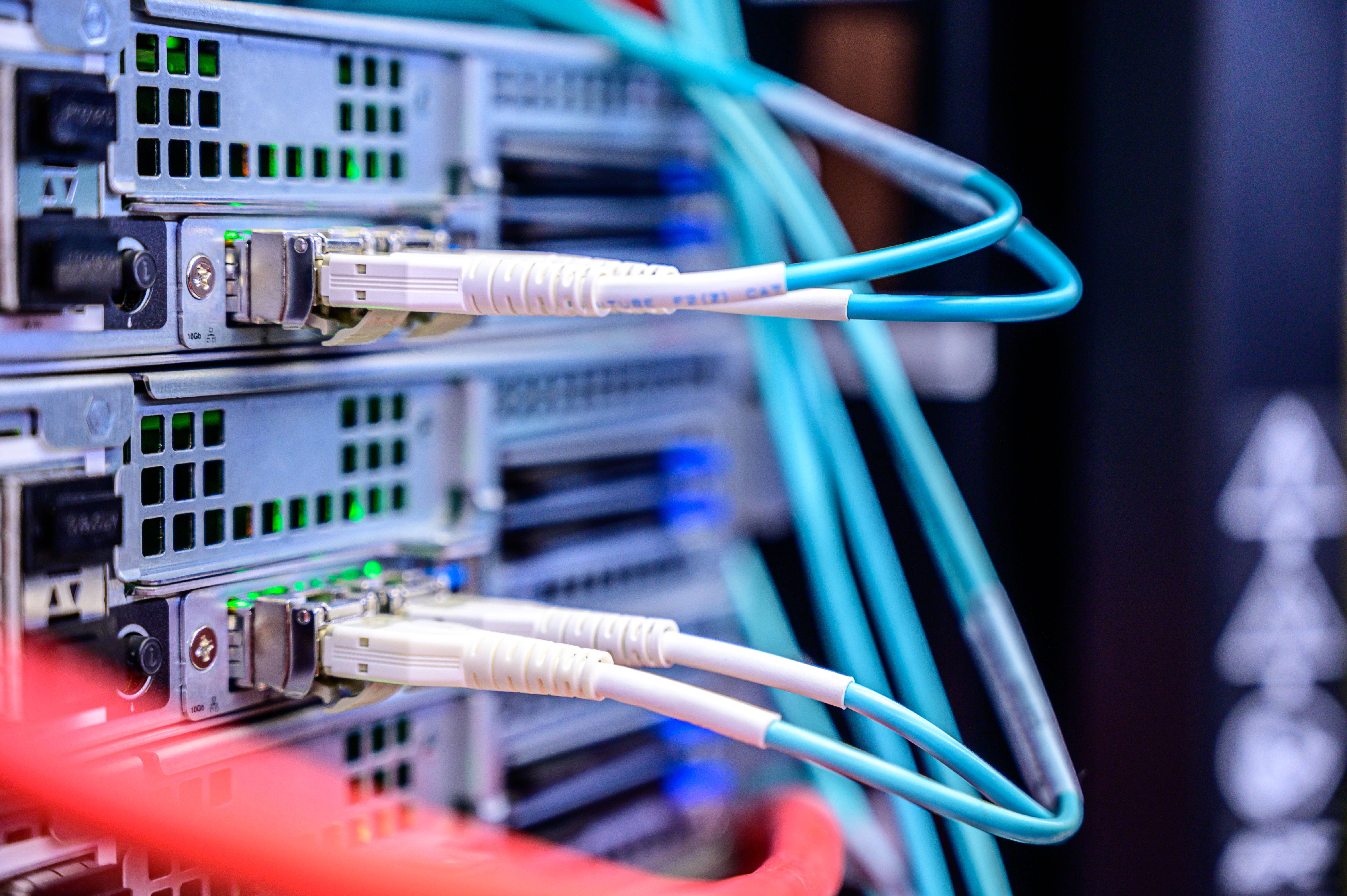 Commutateurs réseau avec câblage ethernet dense en baie
